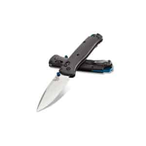 BENCHMADE BUGOUT CARBON FIBER - Two carbon fiber handle folding knives with blue accents, one open, one closed, on a white background. The open knife features a silver blade with a butterfly logo.